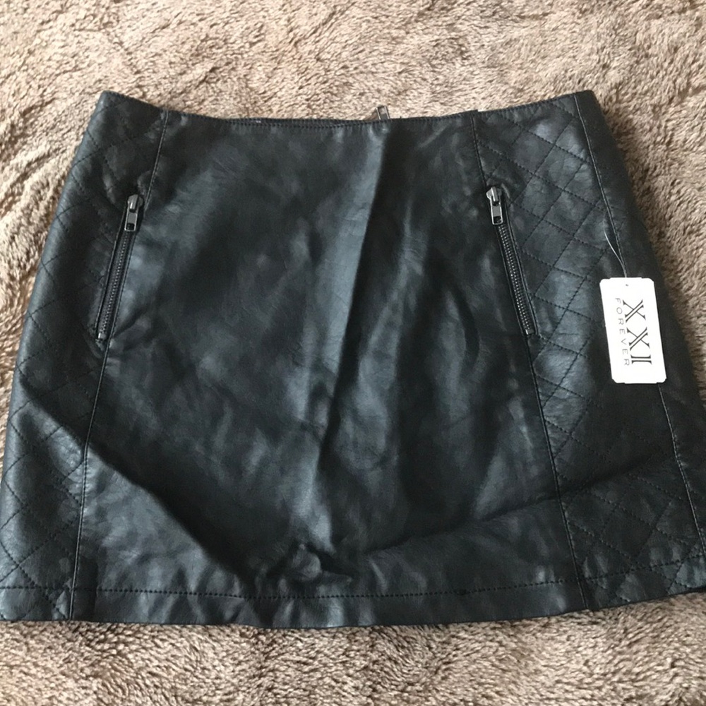 NWT black faux leather mini skirt back zipper szM